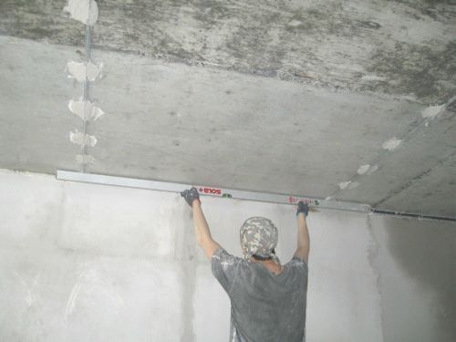 Штукатурка потолка из гипсокартона: способы и этапы работ